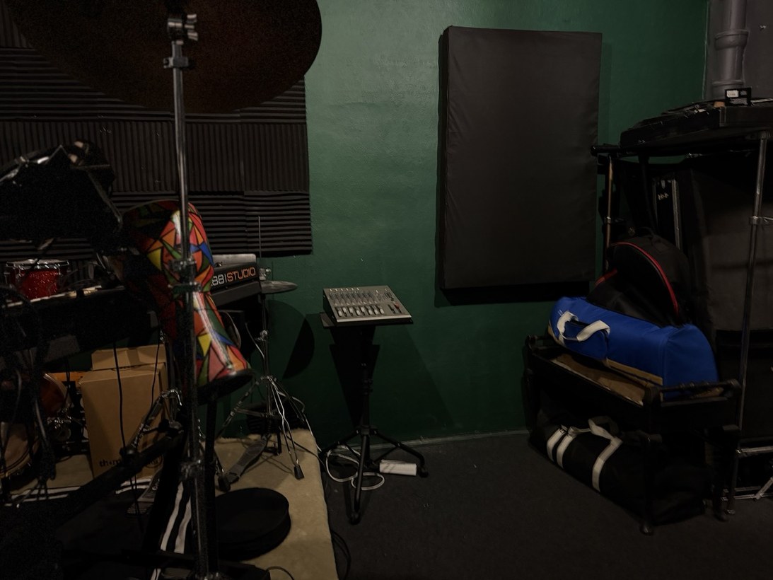 Sala prób z perkusją i instrumentami
